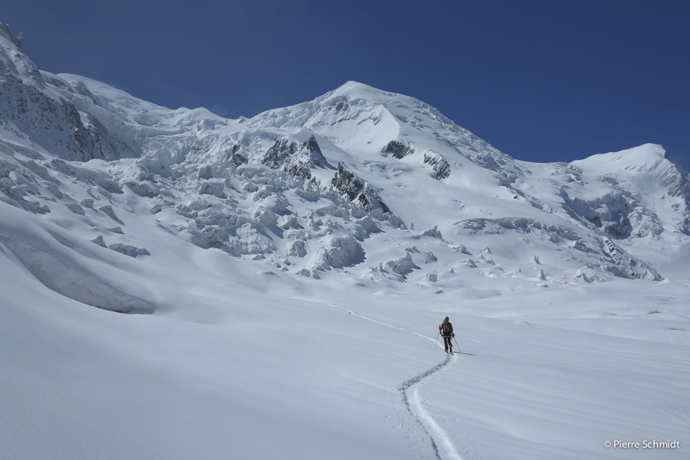 Ski Mont Blanc and cross the famous "junction" towards Grand Mulets refuge